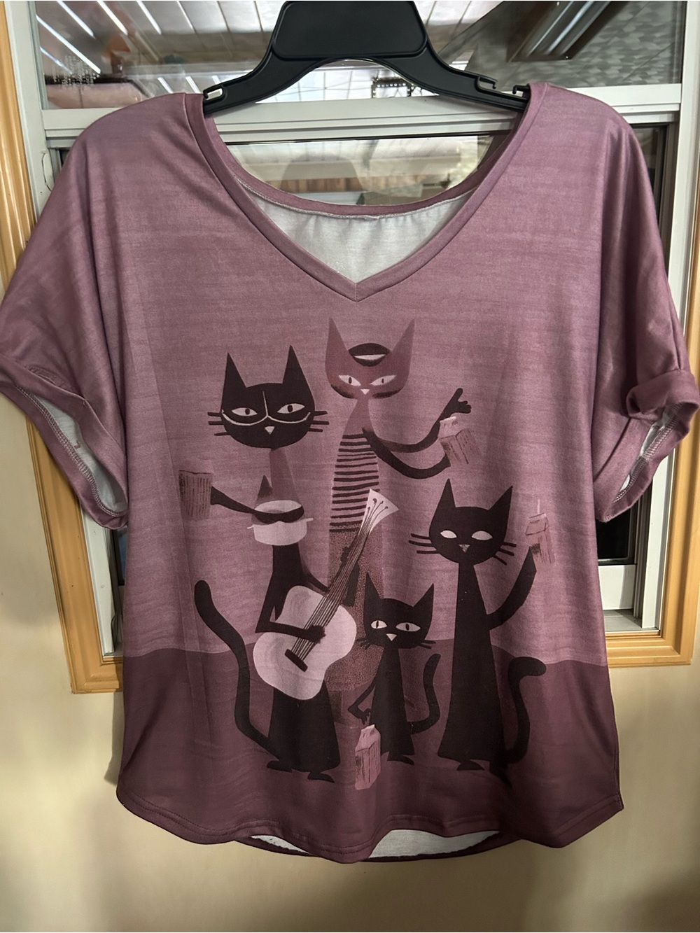 Cat Graphic V-Neck Geaphic Tee